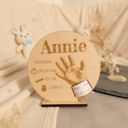 Geburtsarmband-Halter Holz mit Namensgravur „Annie“ auf Standfuß