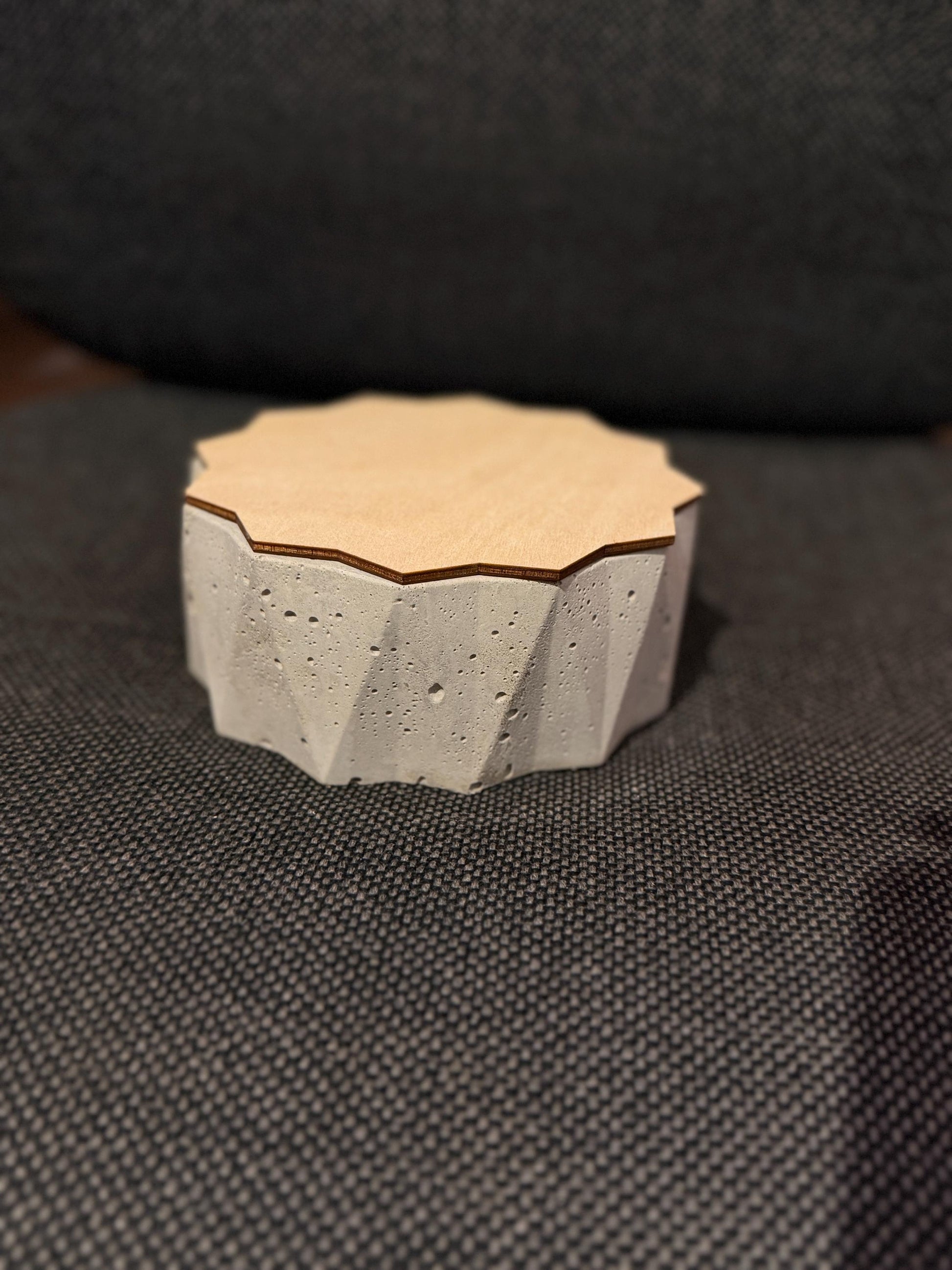 Betonkerze handgegossen mit Sojawachs, grau 14x5cm, Geschenk Tischdeko Outdoor, DasGlueckswerk, Kerzen aus Beton, Garden Decoration, holz, wachs, Beton, Glasfaser