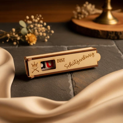 Schützenkönig Geschenk Holz – „Du bist Schützenkönig“ Snack Case mit Gravur, lustiges Schützenbruder Geschenk Das Glückswerk