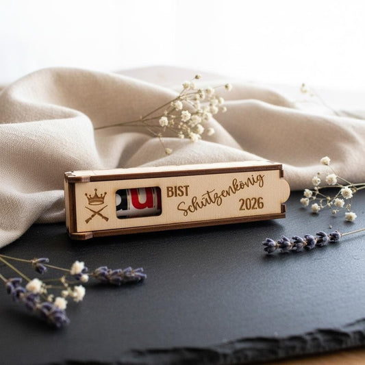 Schützenkönig Geschenk Holz – „Du bist Schützenkönig + Jahreszahl“ personalisiertes Snack Case, Schützenverein Gravur Geschenk Das Glückswerk