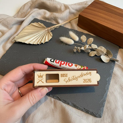 Schützenkönig Geschenk Holz – „Du bist Schützenkönig + Jahreszahl“ personalisiertes Snack Case, Schützenverein Gravur Geschenk Das Glückswerk