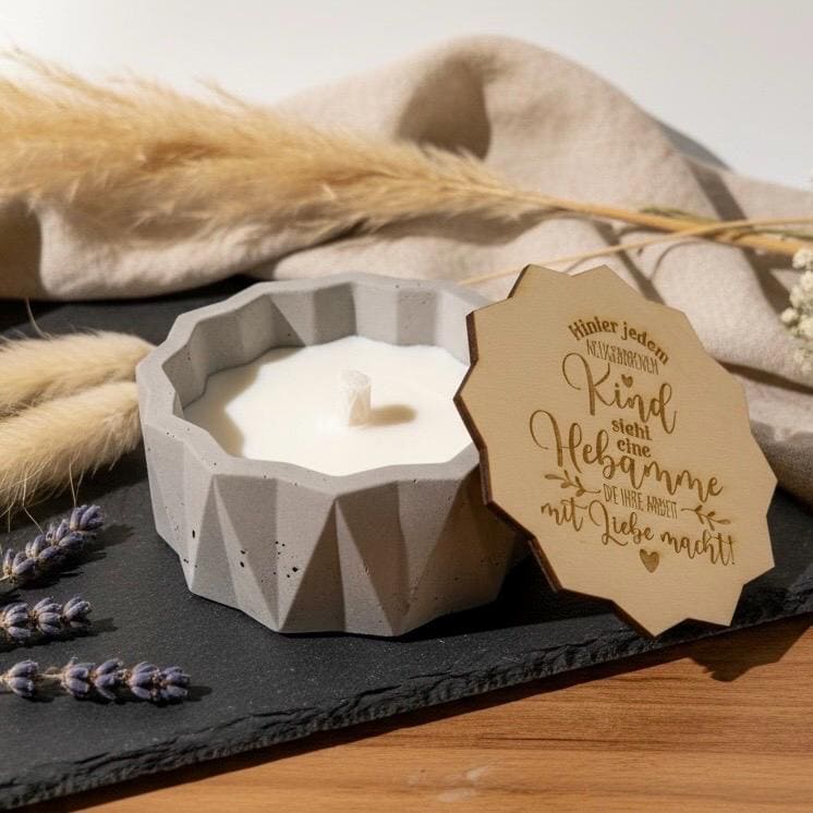 Hebamme Geschenk Betonkerze – Personalisierte Outdoor Kerze mit Gravur, Danke Hebamme, moderne Betonkerze Das Glückswerk