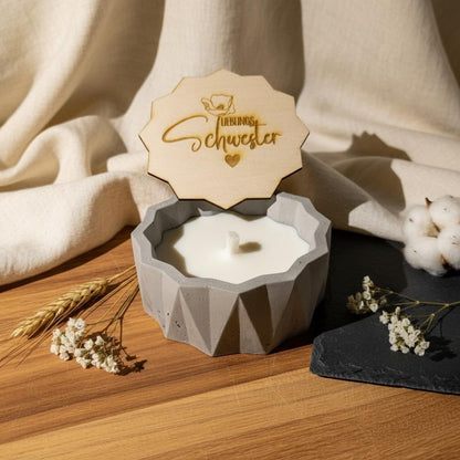 Lieblingsschwester Geschenk – Personalisierte Betonkerze mit Gravur, Outdoor Kerze, modernes Schwester Geschenk Das Glückswerk