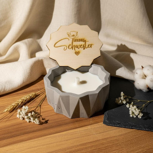 Lieblingsschwester Geschenk – Personalisierte Betonkerze mit Gravur, Outdoor Kerze, modernes Schwester Geschenk Das Glückswerk