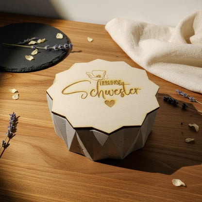 Lieblingsschwester Geschenk – Personalisierte Betonkerze mit Gravur, Outdoor Kerze, modernes Schwester Geschenk Das Glückswerk