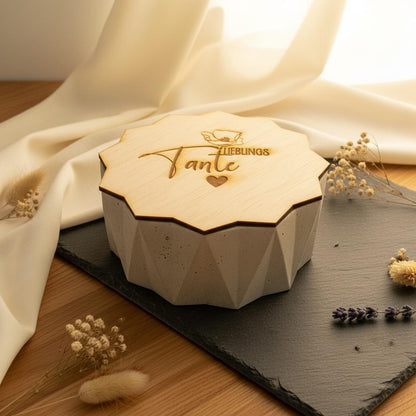 Betonkerze Gravur Lieblings Tante, Geschenk Rautenform Outdoor 14x5cm, DasGlueckswerk, Kerzen aus Beton, Container Candles, 