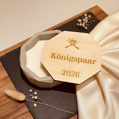 Personalisierte Betonkerze Königspaar – Schützenfest Geschenk mit Gravur, Outdoor Kerze, Schützenkönig Geschenk Das Glückswerk