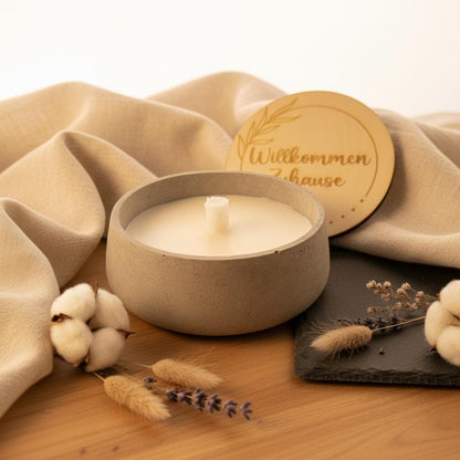 Einzugsgeschenk Betonkerze – „Willkommen Zuhause“ Gravur, Outdoor Gartendeko modern, Hauswarming Geschenk Das Glückswerk