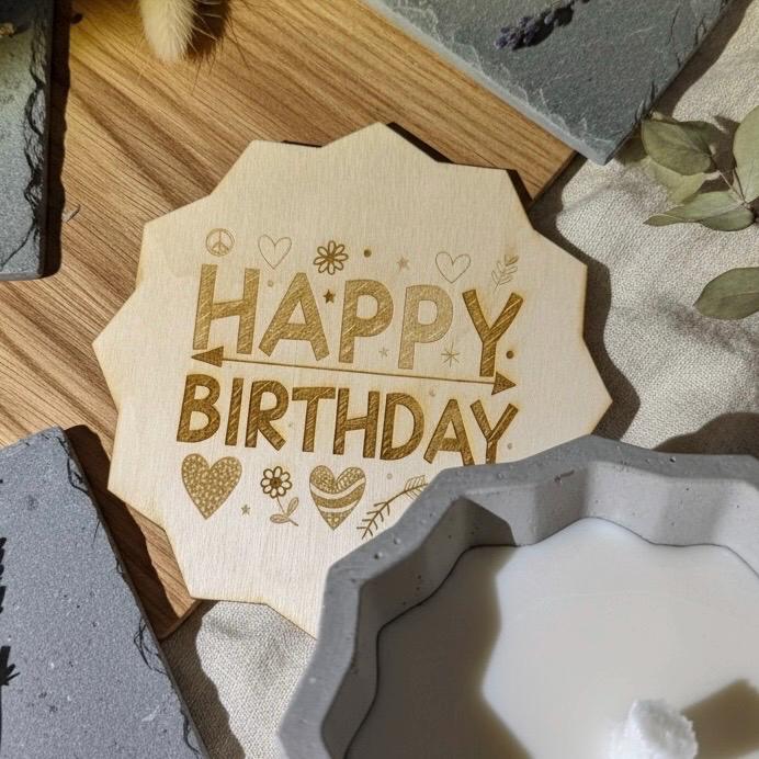 Betonkerze Gravur Happy Birthday, Geburtstagsgeschenk Rautenform Outdoor, DasGlueckswerk, Kerzen aus Beton, Container Candles, 