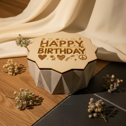 Betonkerze Gravur Happy Birthday, Geburtstagsgeschenk Rautenform Outdoor, DasGlueckswerk, Kerzen aus Beton, Container Candles, 