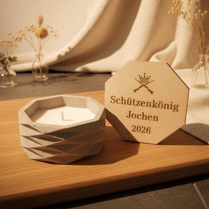Betonkerze Rautenform mit Gravur Schützenkönig (Krone/Gewehre-Motiv, mit Wunschname