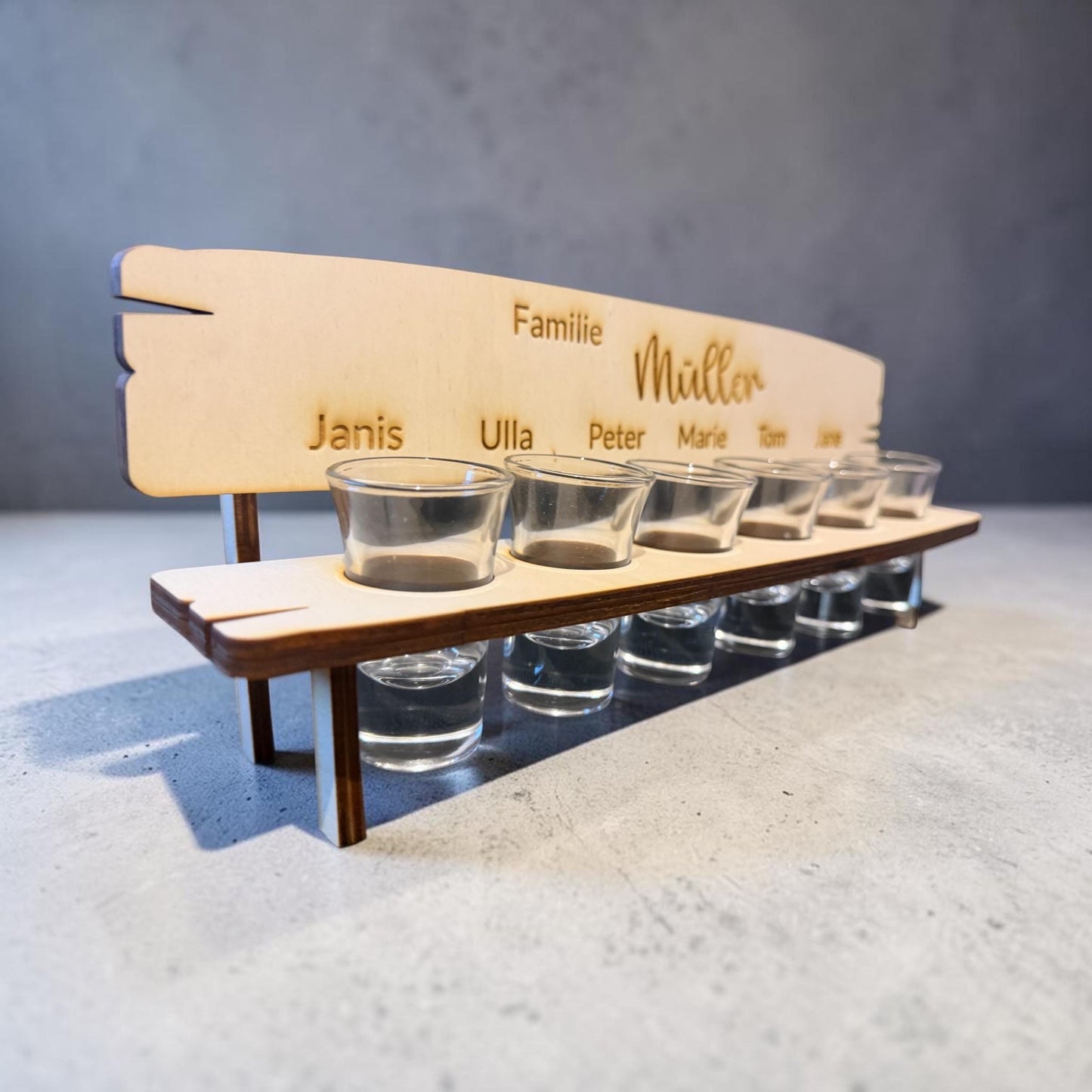 Schnapsbank 6 Pinnchen personalisiert, Holz mit Familienname, Geschenk für Familien, DasGlueckswerk, Hochzeit & Liebe, Figurines & Knick Knacks, holz