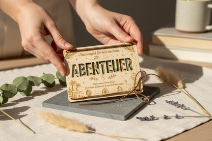 Geldgeschenk Karte aus Holz – „Taschengeld für dein nächstes Abenteuer“ mit Sichtfenster, DasGlueckswerk, Dekoration, Greeting Cards, holz, leder
