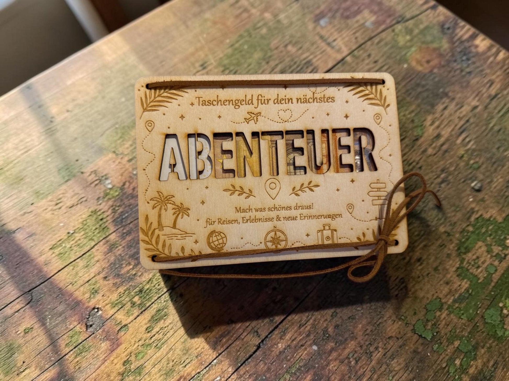 Geldgeschenk Karte aus Holz – „Taschengeld für dein nächstes Abenteuer“ mit Sichtfenster, DasGlueckswerk, Dekoration, Greeting Cards, holz, leder