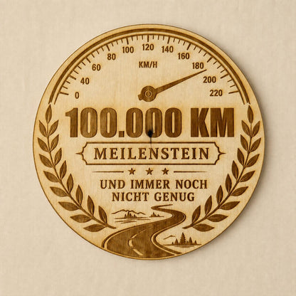 100.000 km Plakette für Autofahrer – Meilenstein Medaille aus Holz oder schwarzem Acryl, DasGlueckswerk, Geschenke für Autofahrer, Signs, 
