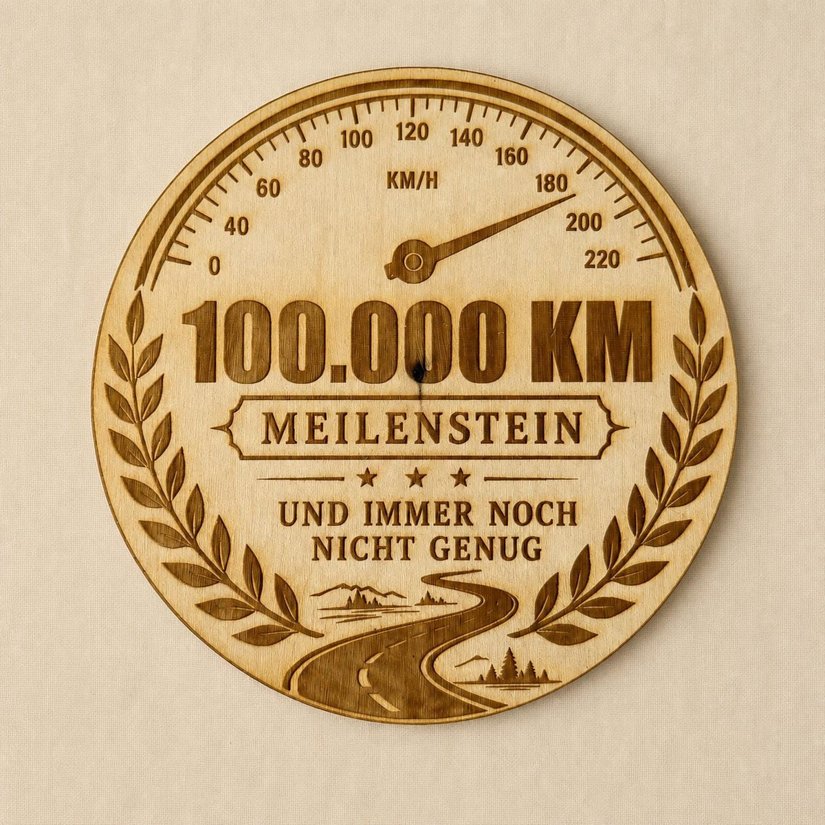 100.000 km Plakette für Autofahrer – Meilenstein Medaille aus Holz oder schwarzem Acryl – Ansicht von der Seite