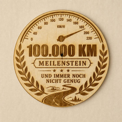 100.000 km Plakette für Autofahrer – Meilenstein Medaille aus Holz oder schwarzem Acryl – Ansicht von der Seite