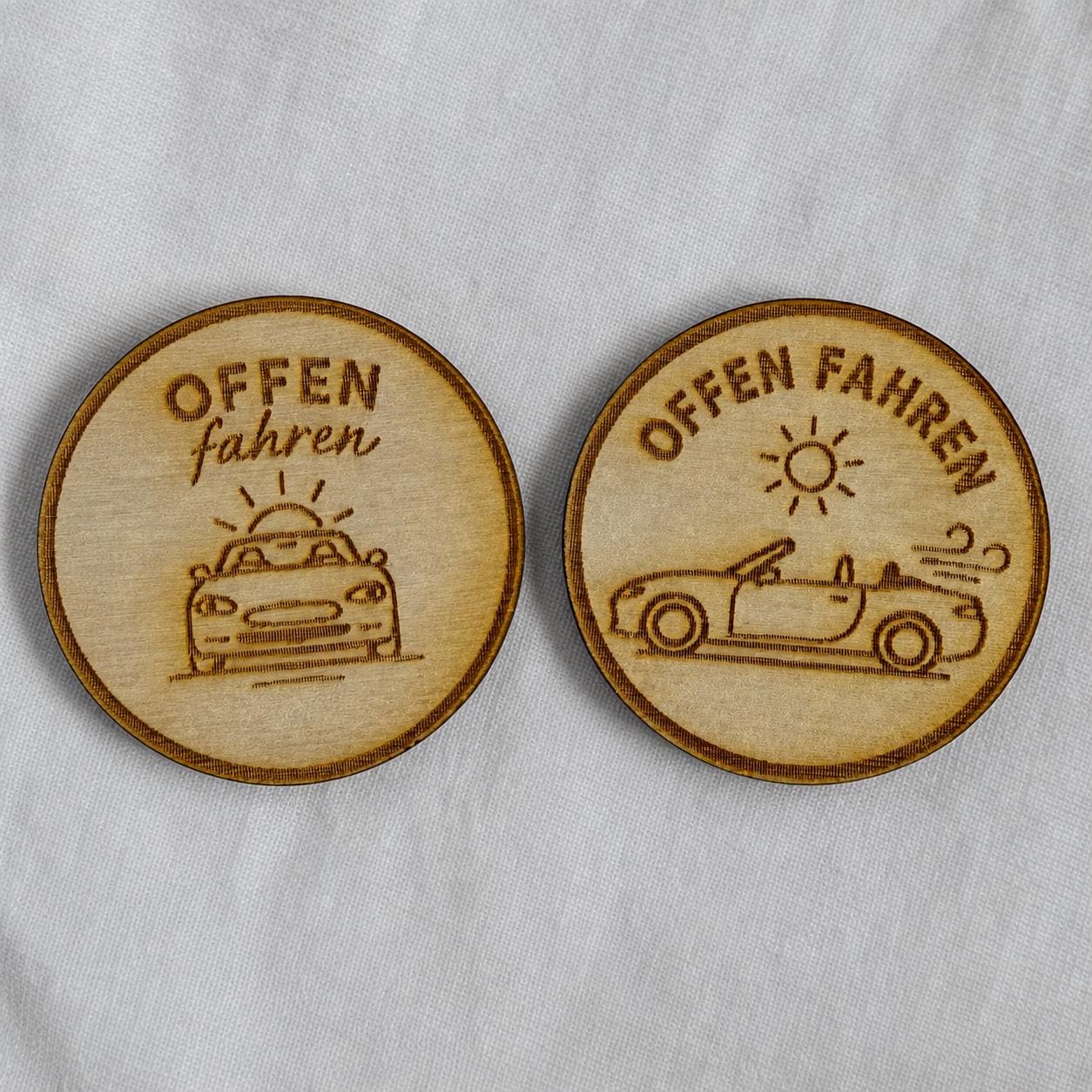 Cabrio Holzmünze „Offen oder noch offener“ – lustige Entscheidungsmünze für Cabriofahrer und Roadsterfans, DasGlueckswerk, Geschenke für Autofahrer, Congratulations Cards, 