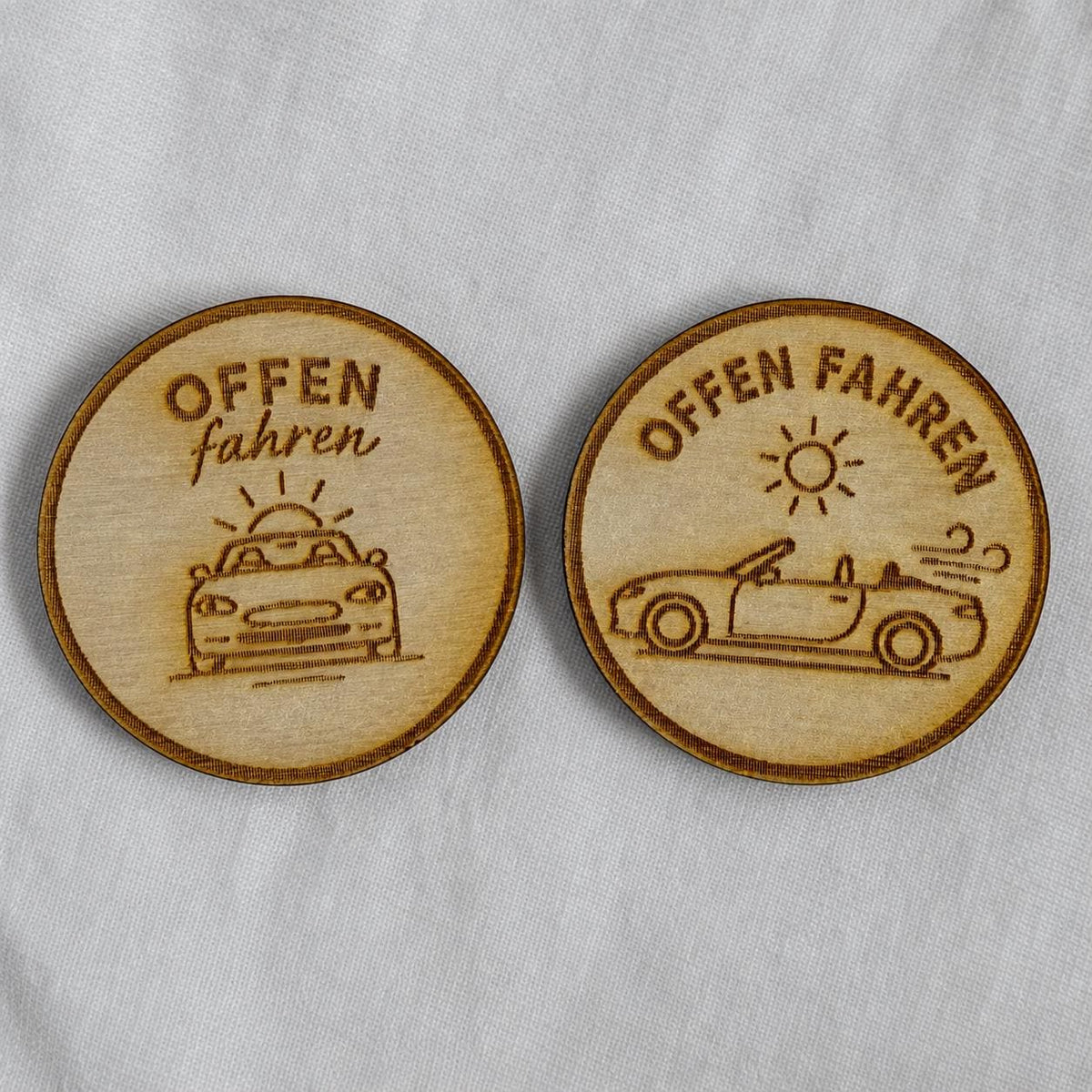 Cabrio Holzmünze „Offen oder noch offener“ – lustige Entscheidungsmünze für Cabriofahrer und Roadsterfans, DasGlueckswerk, Geschenke für Autofahrer, Congratulations Cards, 