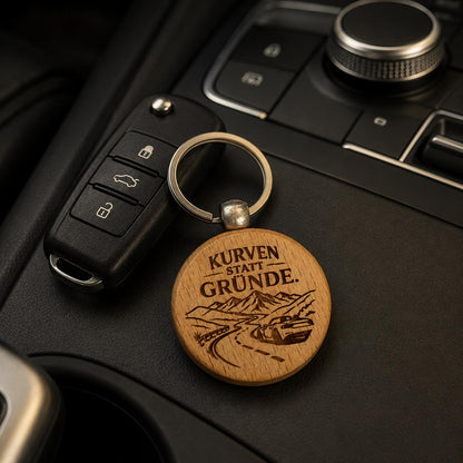 Cabrio Schlüsselanhänger aus Holz „Kurven statt Gründe“ – Geschenk für Roadsterfahrer und Autofans, DasGlueckswerk, Geschenke für Autofahrer, Keychains, 