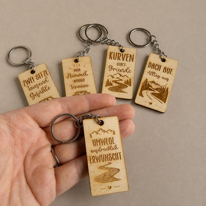 Cabrio Schlüsselanhänger aus Birkenholz – 5 Roadtrip-Sprüche wählbar – Geschenk für Cabriofahrer, DasGlueckswerk, Geschenke für Autofahrer, Keychains, 