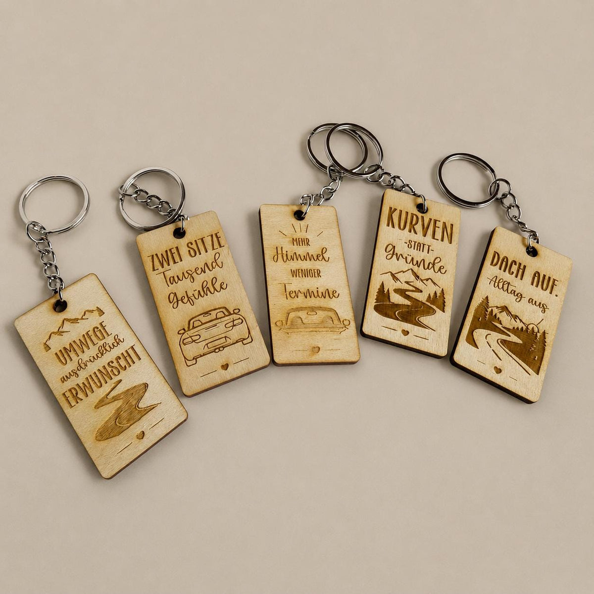 Cabrio Schlüsselanhänger aus Birkenholz – 5 Roadtrip-Sprüche wählbar – Geschenk für Cabriofahrer, DasGlueckswerk, Geschenke für Autofahrer, Keychains, 