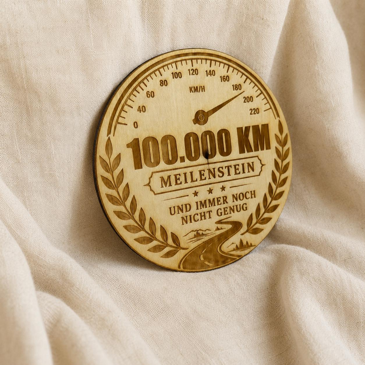 100.000 km Plakette für Autofahrer – Meilenstein Medaille aus Holz oder schwarzem Acryl, DasGlueckswerk, Geschenke für Autofahrer, Signs, 