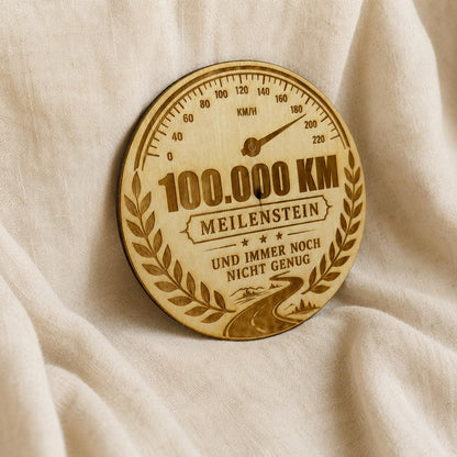100.000 km Plakette für Autofahrer – Meilenstein Medaille aus Holz oder schwarzem Acryl, DasGlueckswerk, Geschenke für Autofahrer, Signs, 