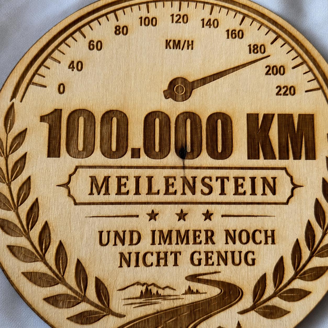 100.000 km Plakette für Autofahrer – Meilenstein Medaille aus Holz oder schwarzem Acryl, DasGlueckswerk, Geschenke für Autofahrer, Signs, 