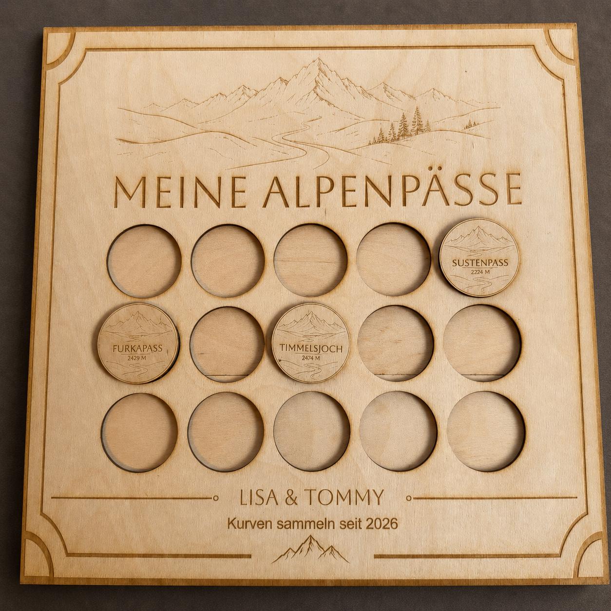 Alpenpässe Sammelboard aus Holz – personalisiert mit Namen & Jahreszahl, DasGlueckswerk, Personalisierte Geschenk, Signs, 