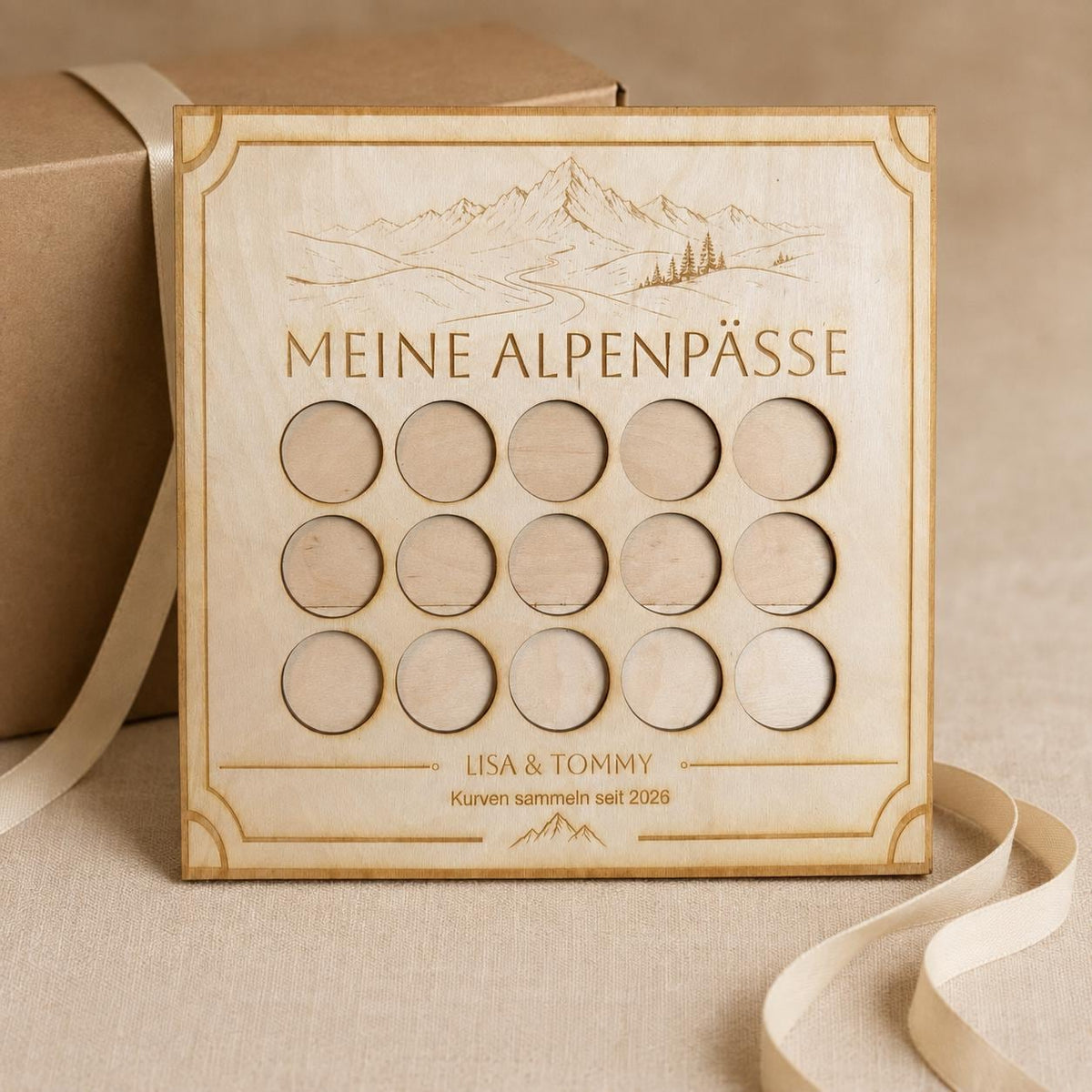 Alpenpässe Sammelboard aus Holz – personalisiert mit Namen & Jahreszahl, DasGlueckswerk, Personalisierte Geschenk, Signs, 