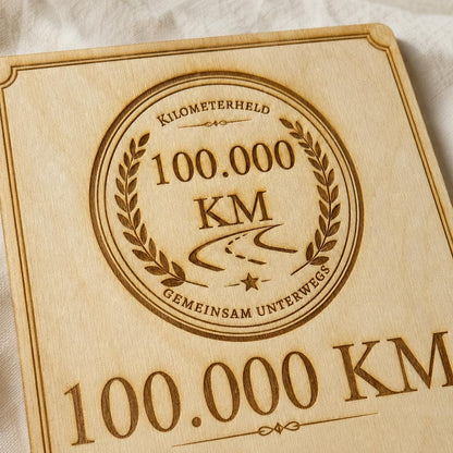 100.000 km Geschenk Aufsteller personalisiert – Meilenstein für Autofahrer aus Holz oder Acryl, DasGlueckswerk, Geschenke für Autofahrer, Signs, 