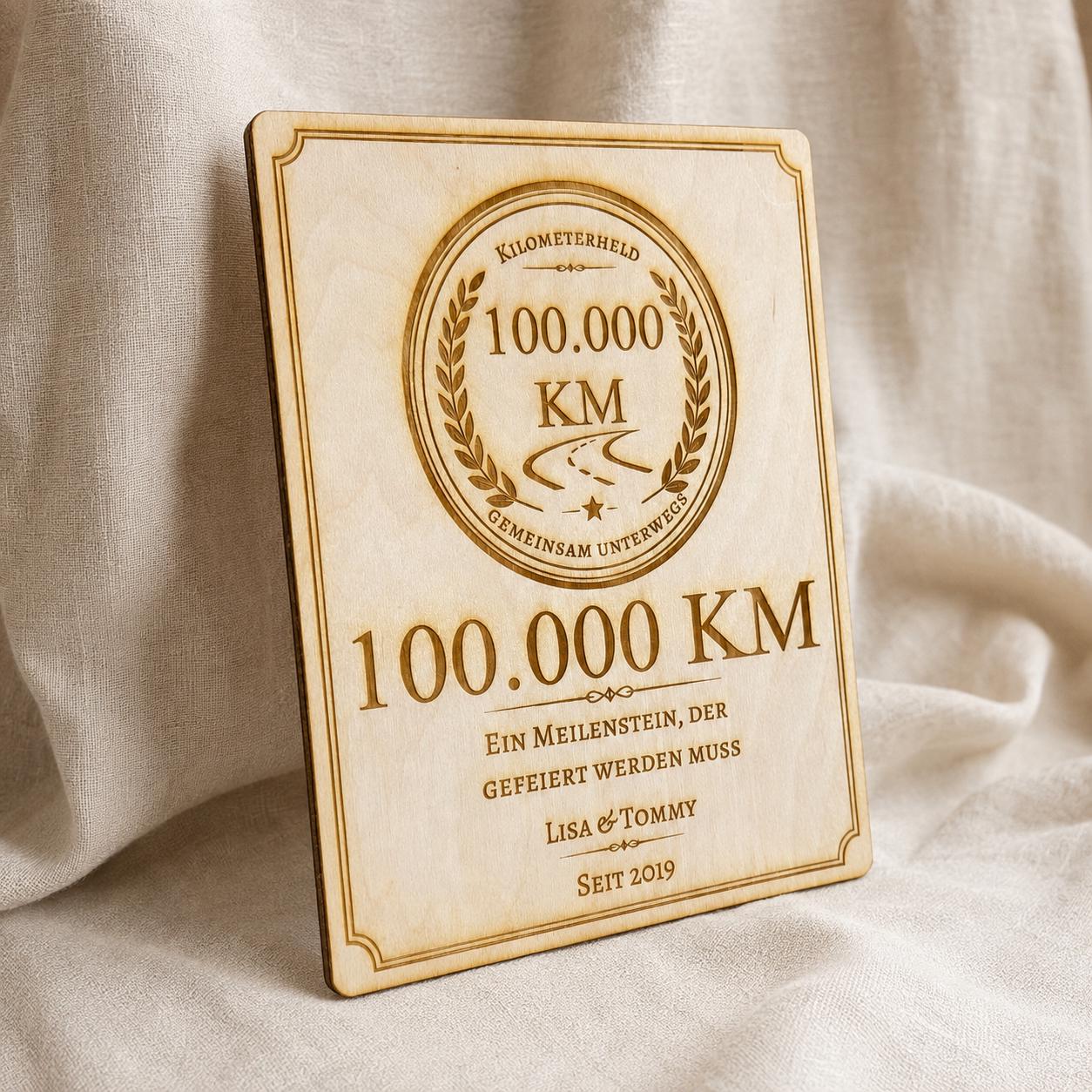 100.000 km Geschenk Aufsteller personalisiert – Meilenstein für Autofahrer aus Holz oder Acryl, DasGlueckswerk, Geschenke für Autofahrer, Signs, 