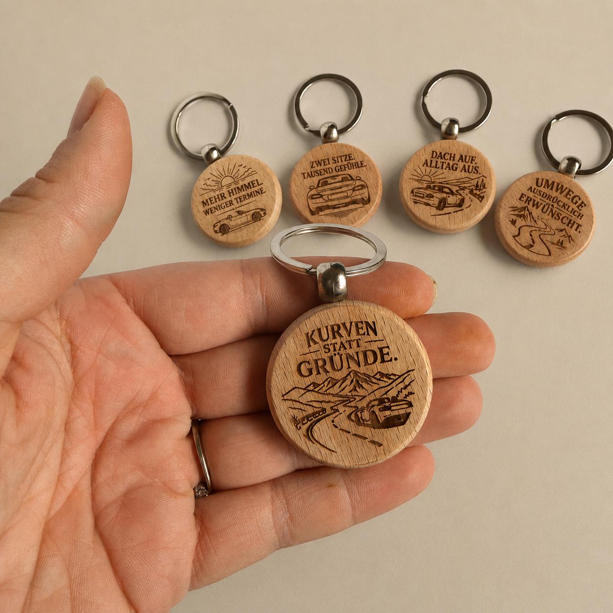 Cabrio Schlüsselanhänger aus Holz „Kurven statt Gründe“ – Geschenk für Roadsterfahrer und Autofans, DasGlueckswerk, Geschenke für Autofahrer, Keychains, 