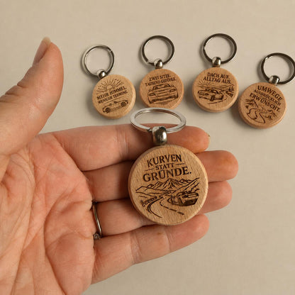 Cabrio Schlüsselanhänger aus Holz „Kurven statt Gründe“ – Geschenk für Roadsterfahrer und Autofans, DasGlueckswerk, Geschenke für Autofahrer, Keychains, 