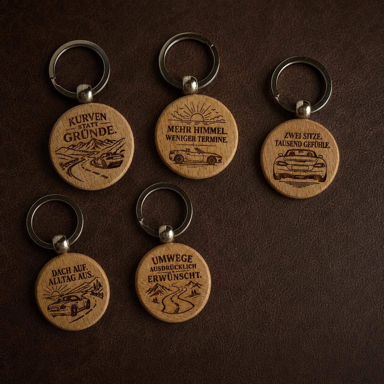 Cabrio Schlüsselanhänger aus Holz „Kurven statt Gründe“ – Geschenk für Roadsterfahrer und Autofans, DasGlueckswerk, Geschenke für Autofahrer, Keychains, 