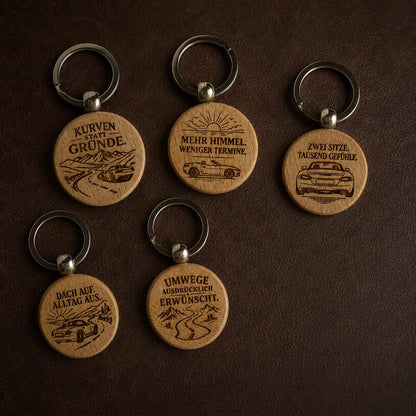 Cabrio Schlüsselanhänger aus Holz „Kurven statt Gründe“ – Geschenk für Roadsterfahrer und Autofans, DasGlueckswerk, Geschenke für Autofahrer, Keychains, 