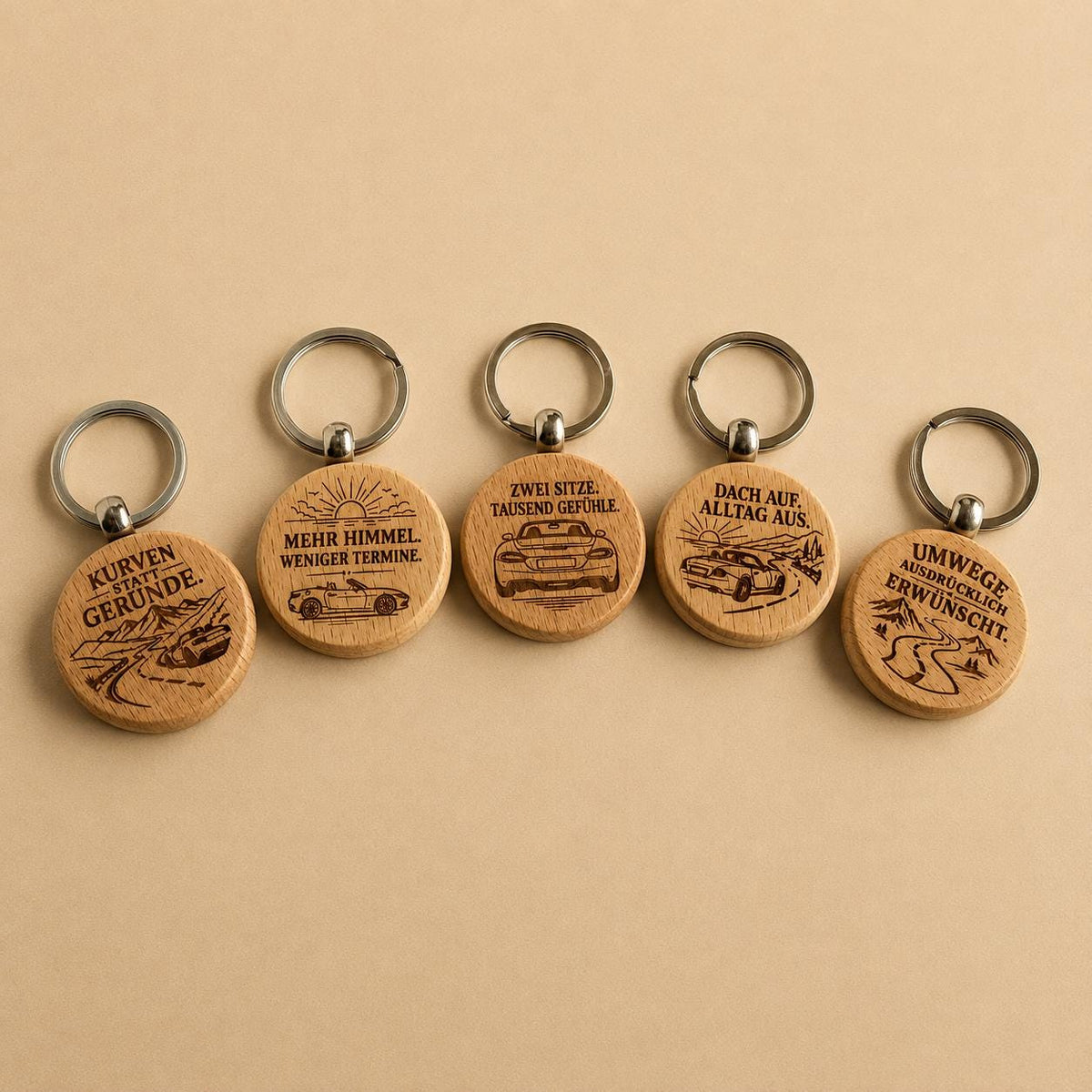 Cabrio Schlüsselanhänger „Umwege ausdrücklich erwünscht“ aus Holz – Geschenk für Roadsterfans, DasGlueckswerk, Geschenke für Autofahrer, Keychains, 