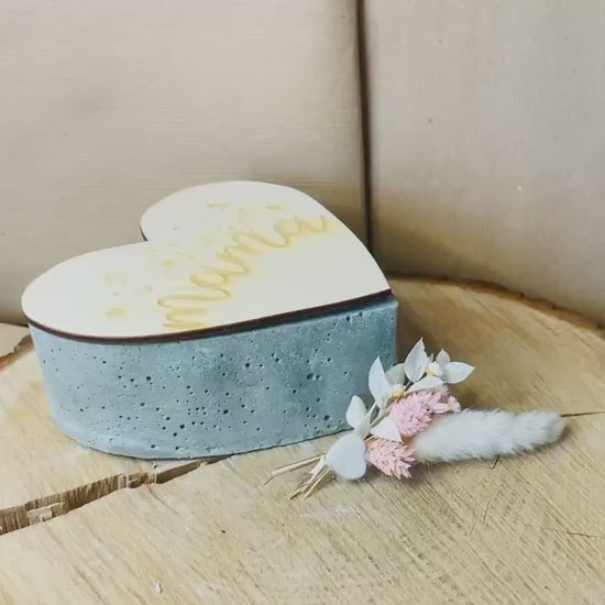 Betonkerze Herz mit Gravur Mama, graue Dauerkerze mit Holzdeckel, Geschenk Muttertag