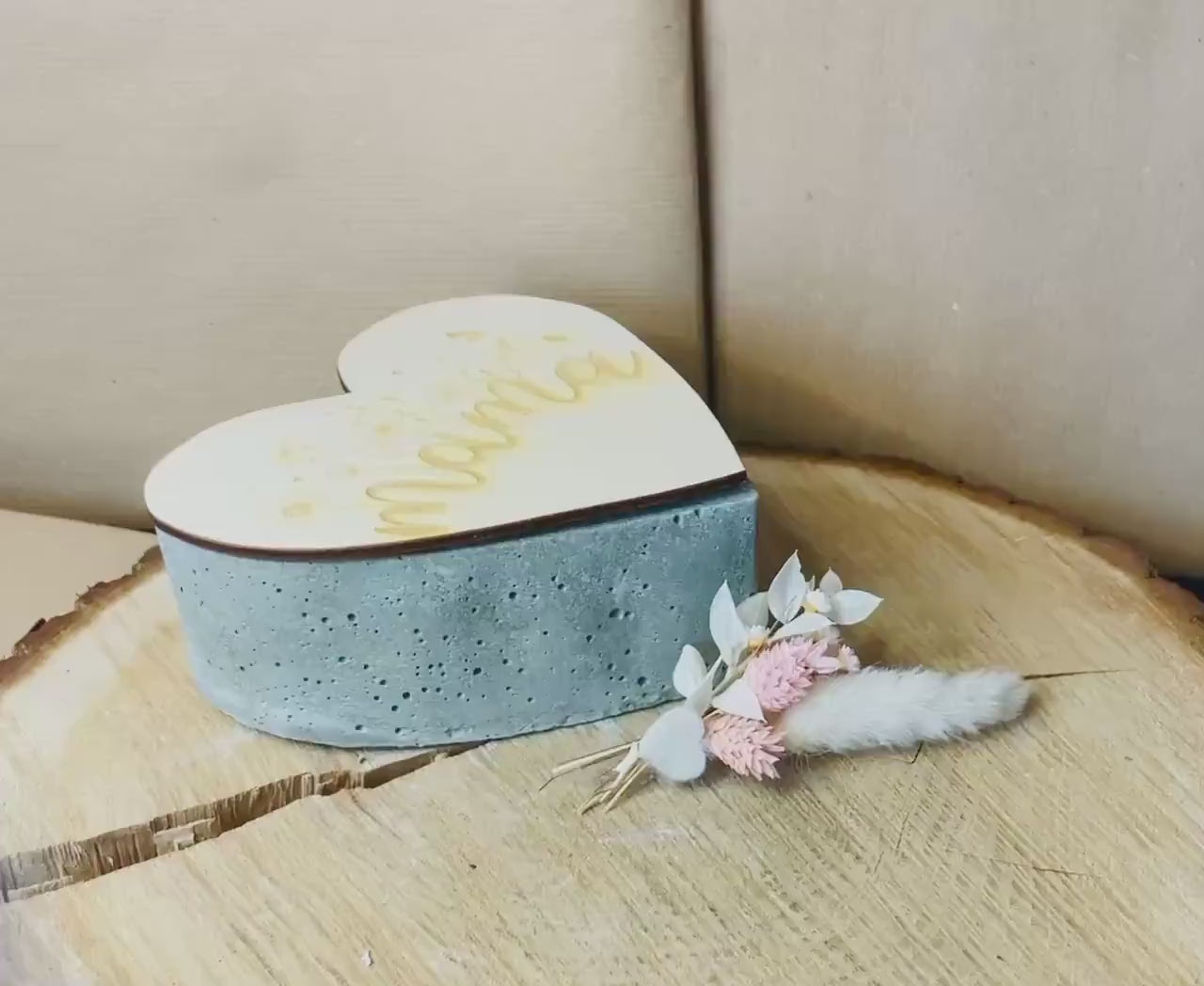 Betonkerze Herz mit Gravur Mama, graue Dauerkerze mit Holzdeckel, Geschenk Muttertag